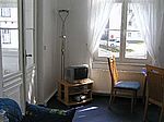 Kleine Wohnung - Fernsehecke mit Tür zum Schlafzimmer